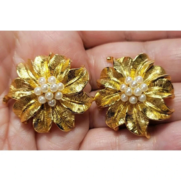 Vintage Gold Toned Pierced Earrings - Picture 2 of 6